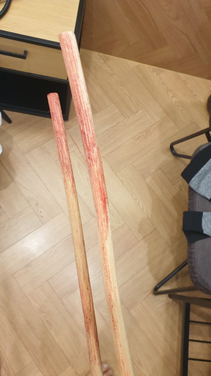 아까 했던 스팽. 침대를 비롯한 사방에 피가 튀었었다 😅