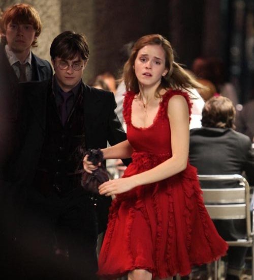 PotterWorldUK's tweet photo. 1 August 1997: Harry, Ron and Hermione escaped to Tottenham Court Road and then to 12 Grimmauld Place. https://t.co/12xh2huUM0