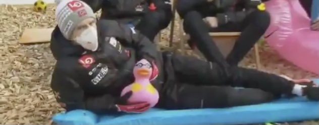 hiimkarina_'s tweet photo. ja na zdalnych kiedy babka od matmy mowi ze ma nadzieje ze siedzimy przy biurku  i robimy notatki #skijumpingfamily https://t.co/xYsurrRFFQ