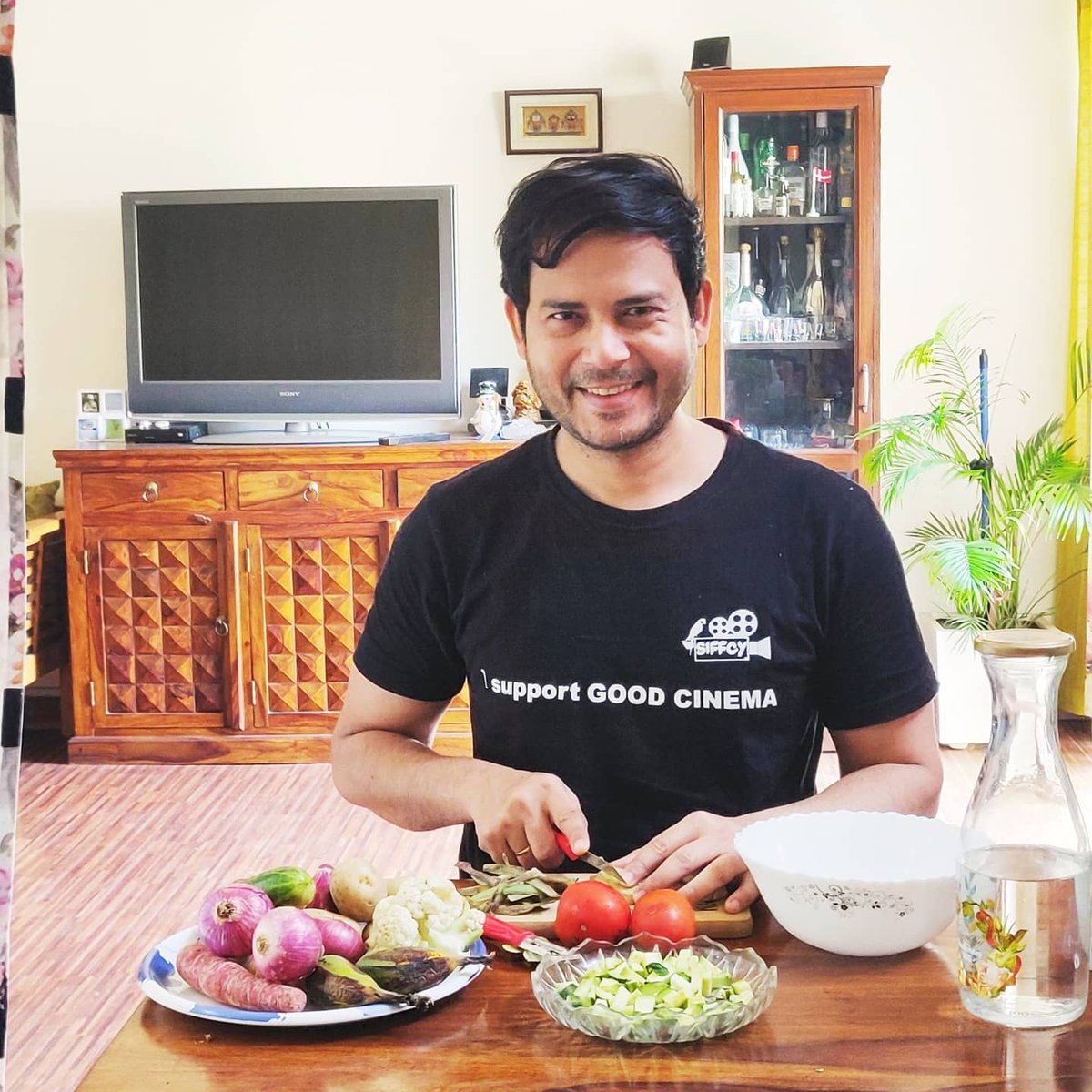 jitendra_films's tweet photo. Completed 1 yr today in this full-time job, loving it ❤️ Who said this is only their job??
#homechef #cookforyourfamily #supporthouseholdwork #supportyourwife #supportyourmother #supporteachother
#lifeisbeautiful https://t.co/0RYhvpY9jM