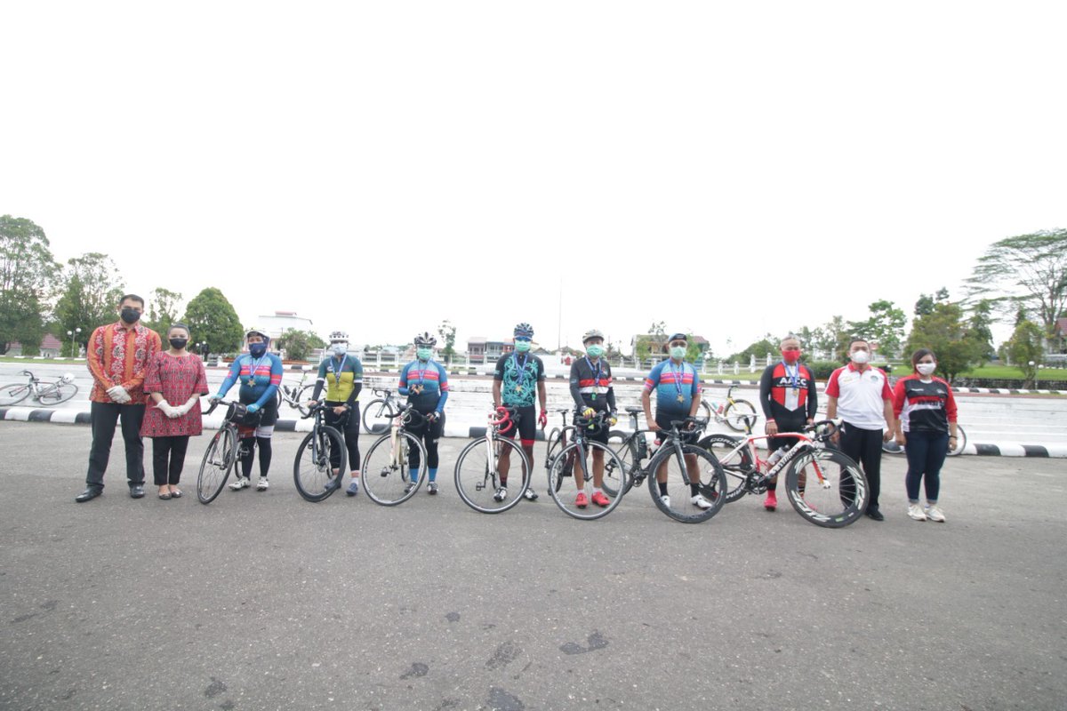 PDI_Perjuangan's tweet photo. Bupati Landak Karolin Margret Natasa Kedatangan Kalbar Cycling Marathon 2021 secara simbolis oleh perwakilan peserta berjumlah 20 orang yang bertempat di Halaman Kantor Bupati Landak

#PDIPerjuangan 
#SolidBergerak https://t.co/9wQjm3z9hn