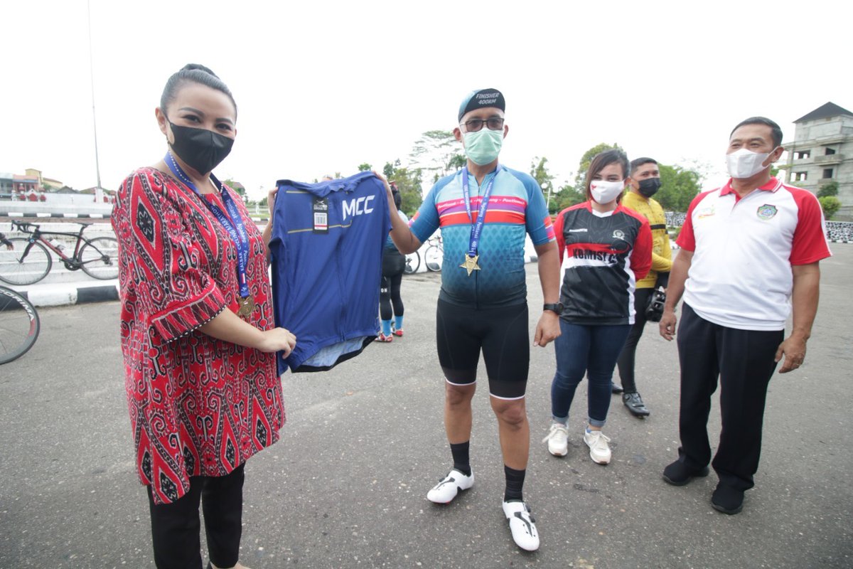 PDI_Perjuangan's tweet photo. Bupati Landak Karolin Margret Natasa Kedatangan Kalbar Cycling Marathon 2021 secara simbolis oleh perwakilan peserta berjumlah 20 orang yang bertempat di Halaman Kantor Bupati Landak

#PDIPerjuangan 
#SolidBergerak https://t.co/9wQjm3z9hn