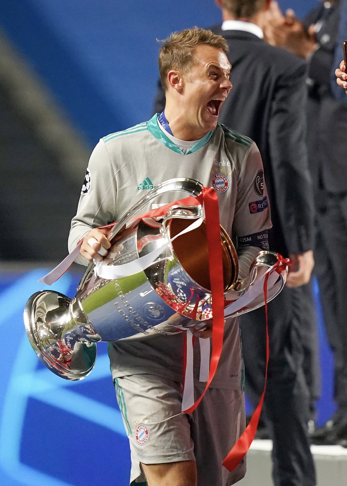 Happy birthday Manuel Neuer! Is there a better goalkeeper in world football right now? 