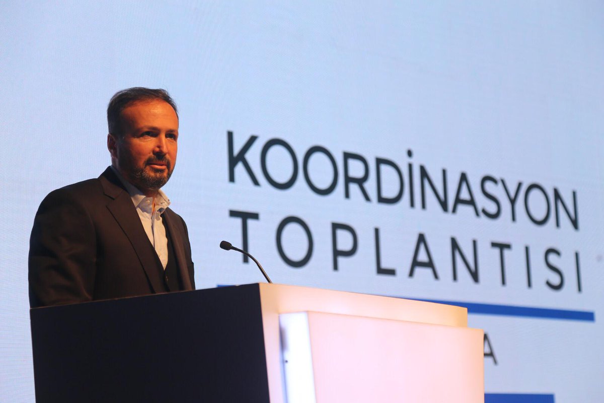 EmlakYonetim's tweet photo. Emlak Yönetim AŞ Genel Müdürü Ayhan Karaca, Antalya’da düzenlenen Koordinasyon Toplantısı’nda şirket personeline hitap etti. https://t.co/PDtTMf0xbH