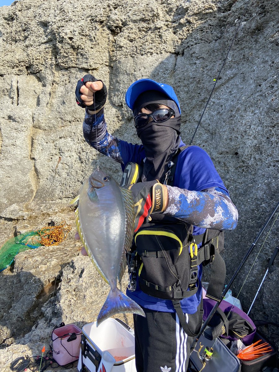 yuuuro32's tweet photo. 5泊6日波照間島遠征行ってきました🎣
初日は海荒れて船が欠航になったり途中雨降ったりして大変だったけど楽しく釣りできました😊自分はフカセ竿で頑張りましたけど大物タックル揃えてまた行きたいと思いました！夢の釣り場で釣りができたことに感謝です！😂😭 https://t.co/fBSAgbVB76