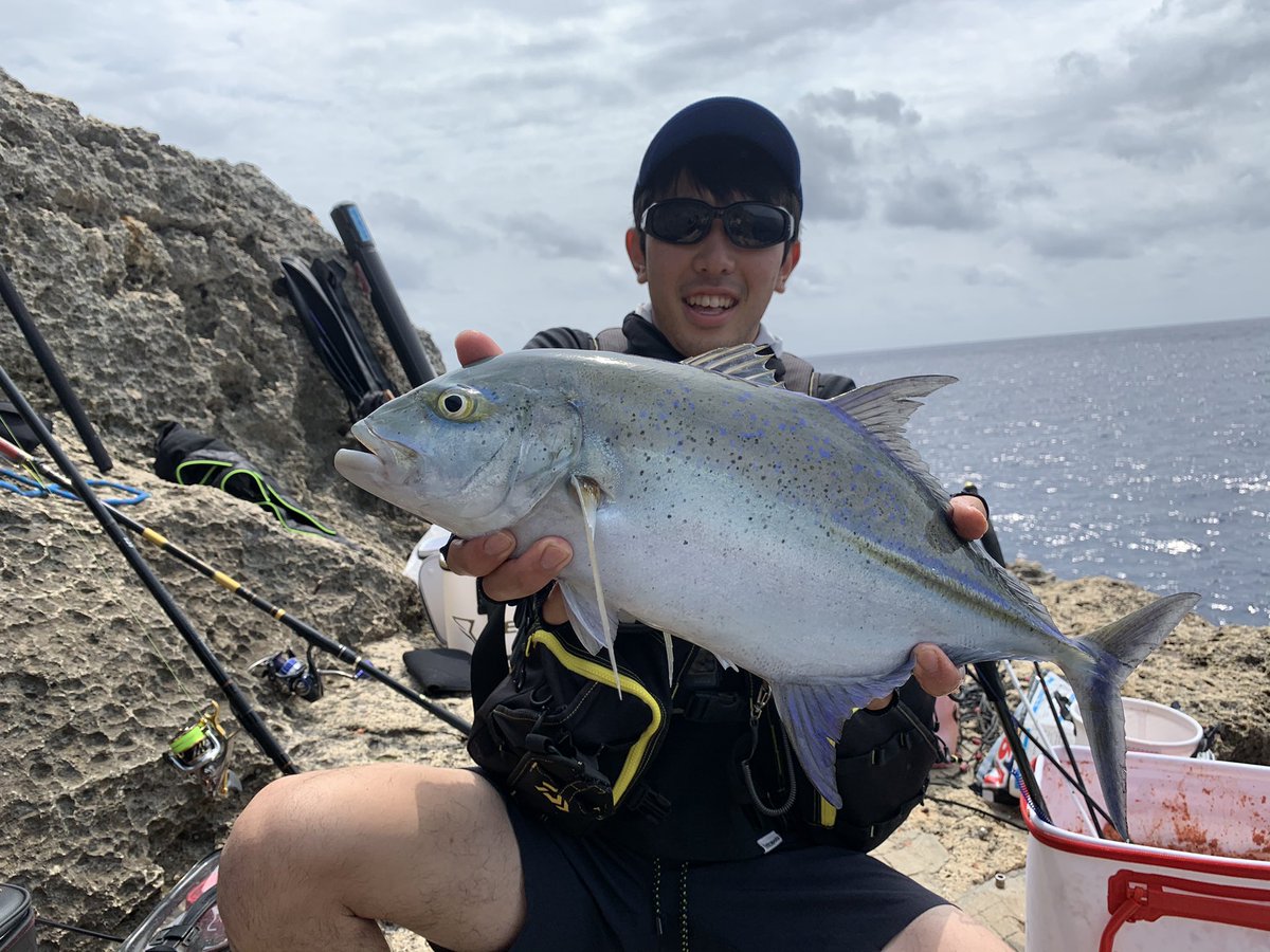 yuuuro32's tweet photo. 5泊6日波照間島遠征行ってきました🎣
初日は海荒れて船が欠航になったり途中雨降ったりして大変だったけど楽しく釣りできました😊自分はフカセ竿で頑張りましたけど大物タックル揃えてまた行きたいと思いました！夢の釣り場で釣りができたことに感謝です！😂😭 https://t.co/fBSAgbVB76
