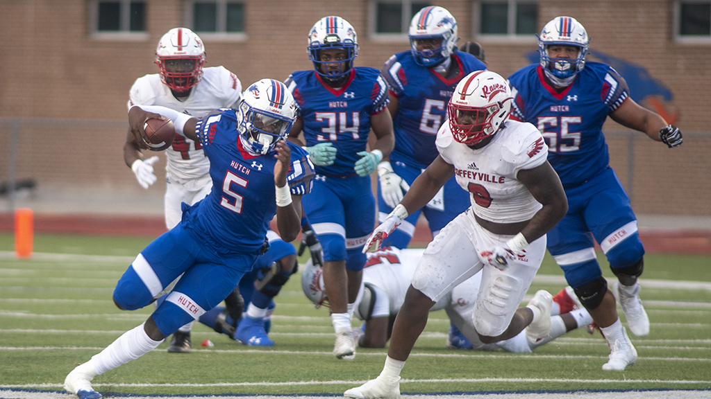 This 30-yard touchdown run by quarterback C.J. Ogbonna started the No. 1-ranked Blue Dragons on their way to a 33-10 season-opening win over Coffeyville on Friday night at Gowans Stadium.

Release: hutchinson.prestosports.com/sports/fball/2…

#BreatheFire