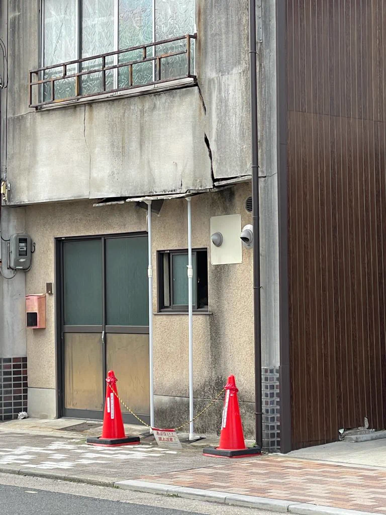 突っ張り棒にはどう見ても荷が重い？！