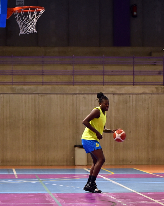 CBADAREVA's tweet photo. 📣⛹🏻♀️🇮🇨 Esta tarde tendrá lugar nuestro último baile del curso 2020/21. Tras todo el trabajo y esfuerzo que hemos realizado, nos toca disfrutar de la última jornada de la #LigaFemenina2.
¡Gracias por tanto, familia! 🥰💛💙
#SomosAdareva #TrabajoYhumildad #IlusiónPorElBasket https://t.co/4kaTjyU13t
