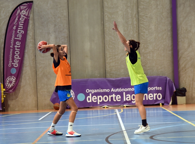 CBADAREVA's tweet photo. 📣⛹🏻♀️🇮🇨 Esta tarde tendrá lugar nuestro último baile del curso 2020/21. Tras todo el trabajo y esfuerzo que hemos realizado, nos toca disfrutar de la última jornada de la #LigaFemenina2.
¡Gracias por tanto, familia! 🥰💛💙
#SomosAdareva #TrabajoYhumildad #IlusiónPorElBasket https://t.co/4kaTjyU13t