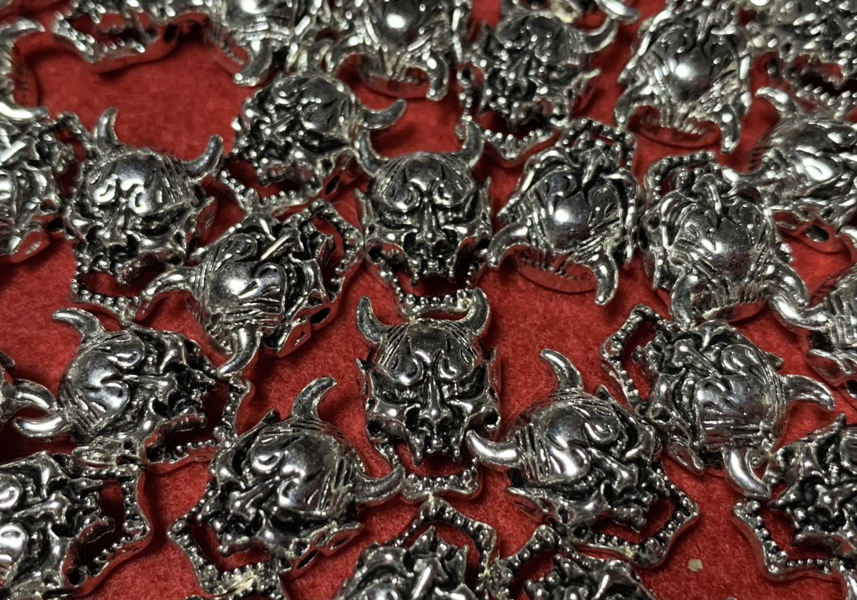 goblin666works's tweet photo. 今日は拾った金属でオラの顔沢山👹
テンチョのトコ持ってって
閻魔様の真似して作ってもらおう👹 https://t.co/d3cfZHsH8M