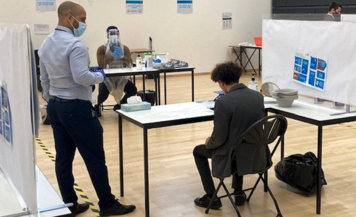 BBCRadioManc's tweet photo. A Manchester clinical psychologist says mass testing in schools should be stopped - because too many children are missing lessons. Around one in 2000 of the Lateral Flow Tests record a false positive. Dr Zenobia Storah says too many children are needlessly having to isolate. https://t.co/WpyrSWzAbA