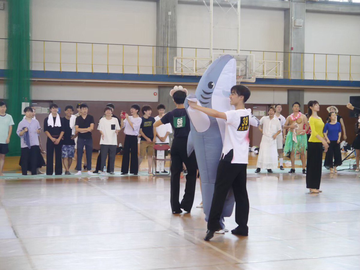 💃部員紹介⑥🕺
４回ラテン専攻、我らが主将エリーゼ！

面白くて優しくて頼もしい私達のキャプテン！彼の体を張った芸は究極の一品✨ そんな彼の唯一心配なところは少し(？)薄い髪の毛……👶🏻

彼が競ダンに入った理由は
｢え？ダンスってなに？あーでもこの部活人も面白いし楽しそー！よし入ろ｣