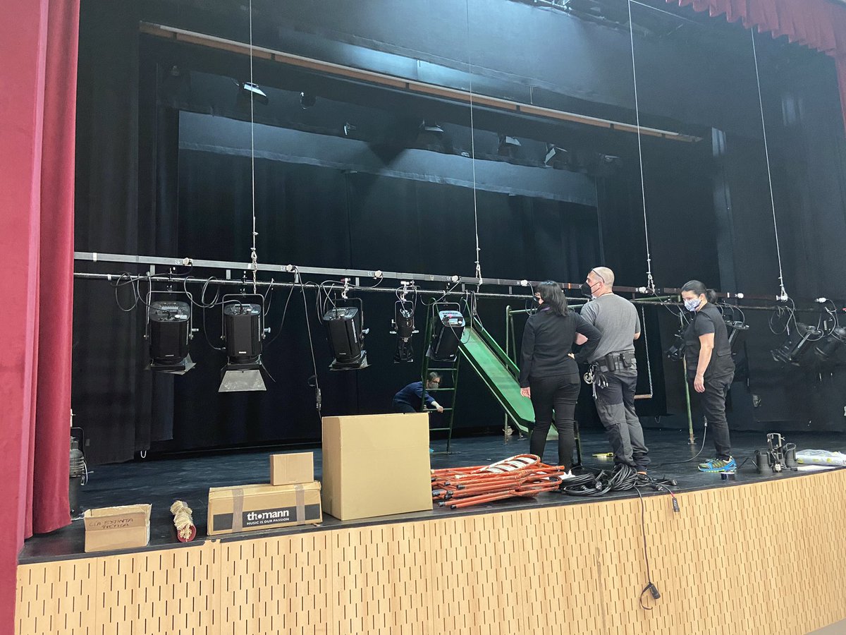 ExtintaPoetica's tweet photo. Ya montando en el Teatro Miguel Fleta de Utebo para nuestra función de hoy de “Convertiste mi luto en danza” . Qué bien estar dentro de un teatro el #DiaMundialDelTeatro https://t.co/VBI4pqEMlC