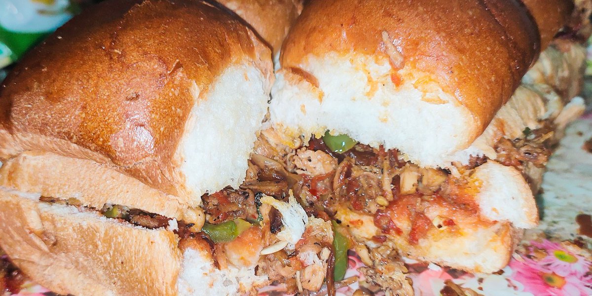 SadafSi07833519's tweet photo. Pulled chicken sliders! Chicken burgers! 
Full video - https://t.co/KrkiQqIM0A
It's an easy snack recipe made with chicken. Cheesy chicken burger is a 15 min recipe. Made it and serve hot! 
#food #snackvideo #Ramazan #ramzanspecial #quickrecipe https://t.co/GXudpjHxSO