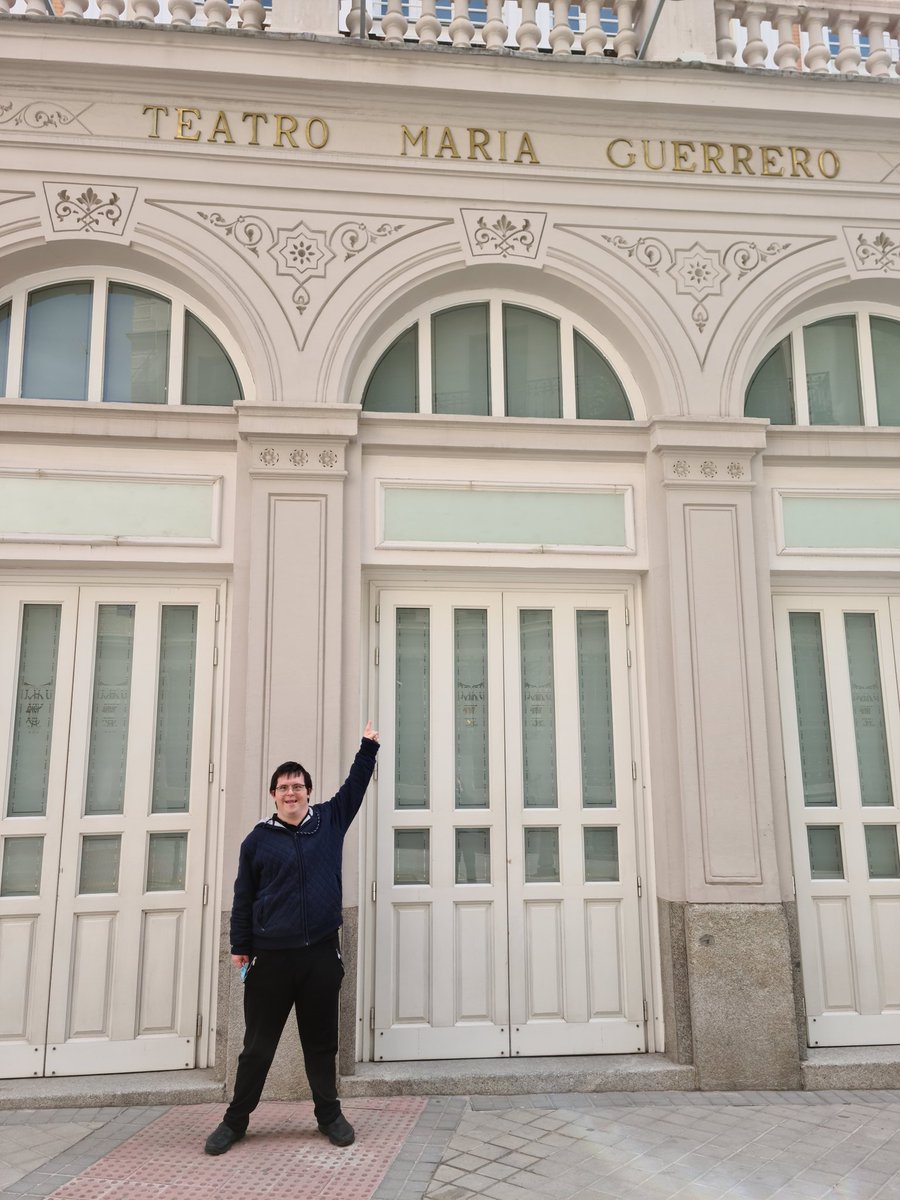 allendeLT's tweet photo. Hoy es el #DiaMundialDelTeatro y en #amasESCENA lo celebramos con un notición: Fer, firmando su contrato con @centrodramatico
Es un gran paso para él, pero también para la "Cultura de todos". 
Gracias #CDN por apostar y creer, y por hacerlo tan bien y tan bonito.
@GrupoAMAS https://t.co/foRiXpOOEB