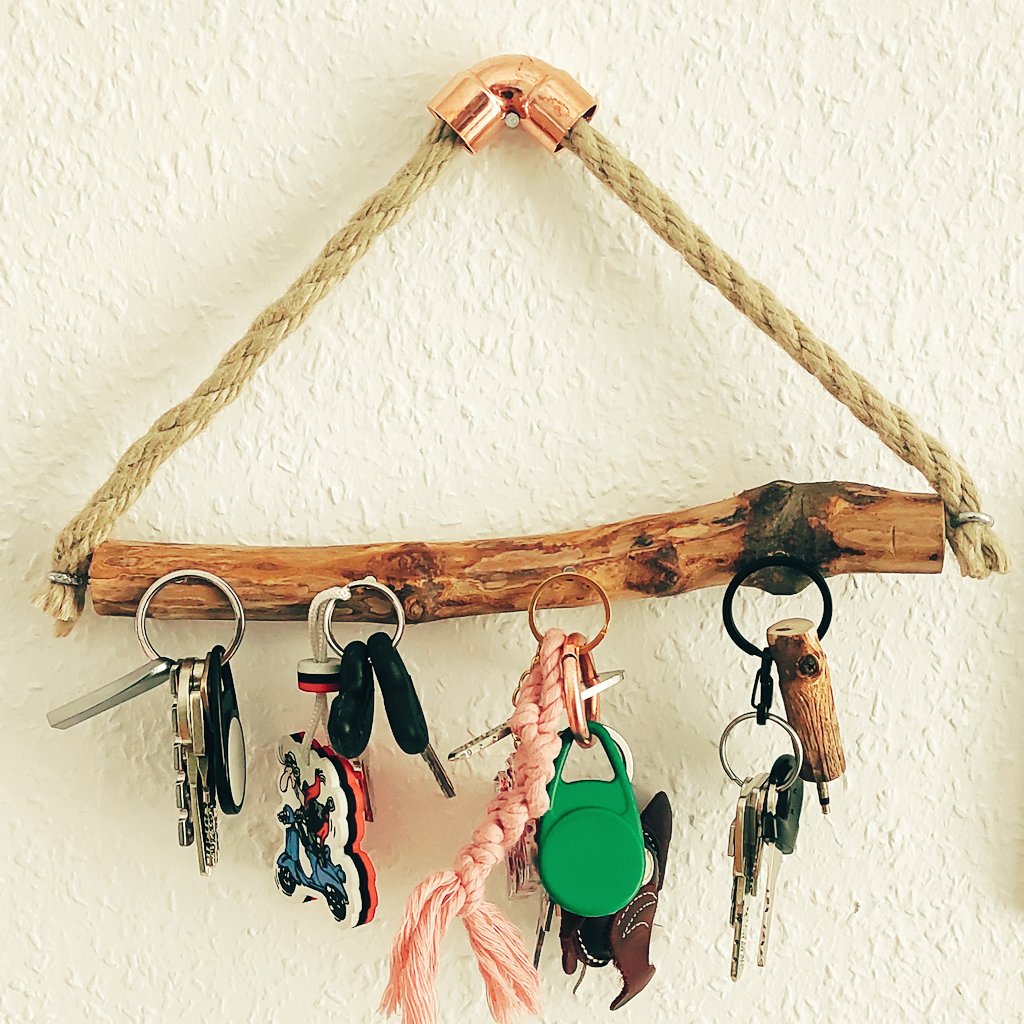 gelbwerk's tweet photo. Guten Morgen und eine schönen Samstag wünsche ich euch! Wie findet ihr meine Schlüsselhalter? Habt ihr schon passende Geschenke für Ostern? Nein? Wenn ihr Interesse habt jemand ein Stück Natur zu schenken dann schreibt mir. Viele Grüße, Marko von gelbwerk. #stuttgart #handwerk https://t.co/p7mzOUcT68