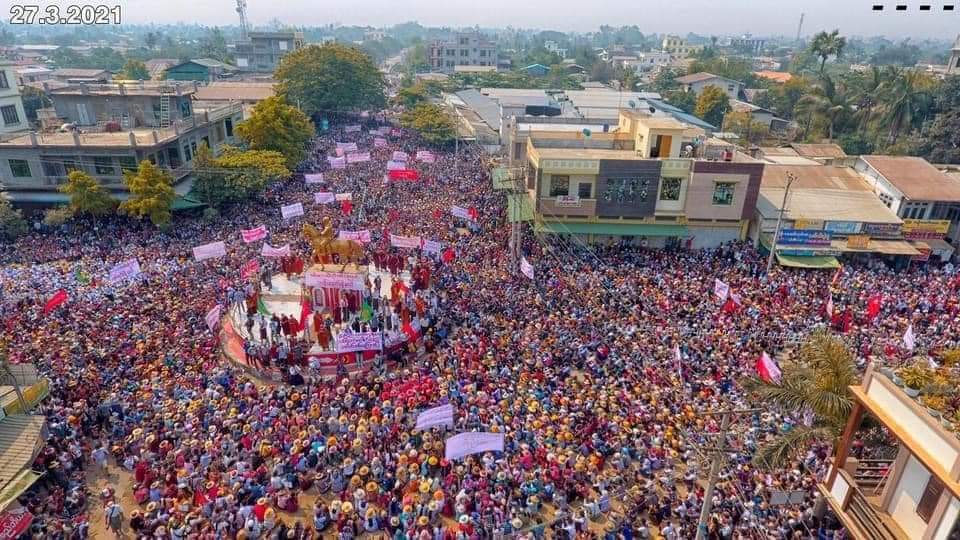 LeiShonn's tweet photo. The main strike in Taze today with nearly 200,000 people.

ANTIFASCIST REVOLUTION
#AntiFascistRevolution2021
#Mar27Coup
#WhatsHappeningInMyanmar

 Photo: Taze resident https://t.co/FhWphO7Foq