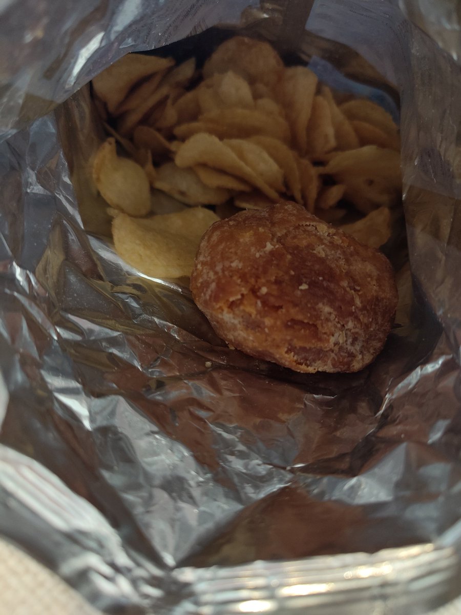 MatSteer's tweet photo. @Tesco what on earth have I found in your finest crisps? 🤢 https://t.co/aNTDnidK0o
