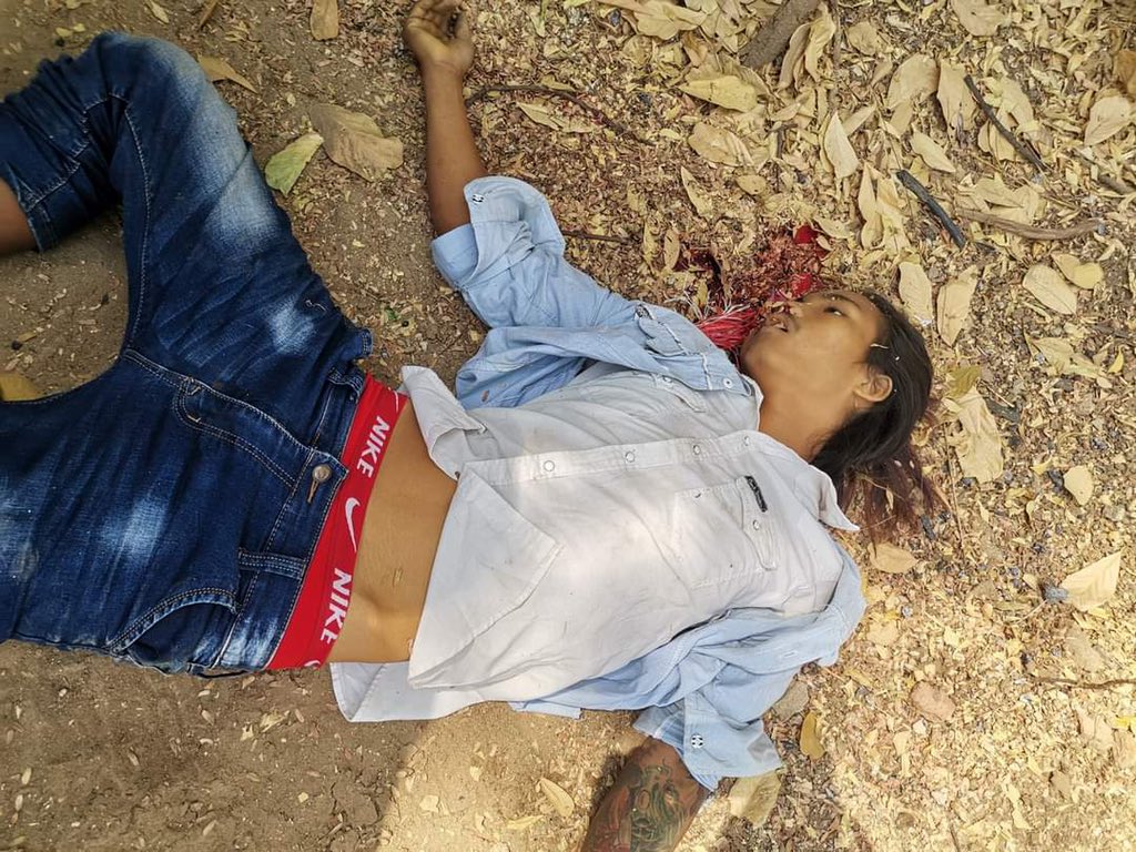 Another man got a headshot from junta terrorists in #MyinChan.
ANTIFASCIST REVOLUTION
#AntiFascistRevolution2021
#Mar27Coup
#WhatsHappeningInMyanmar