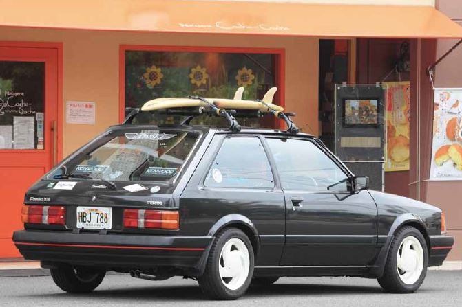 懐かしい昭和時代 Na Twitteru 1970年代から80年代にかけてのサーファーブーム ハッチバックタイプの車が人気で とくに赤のファミリア ダッシュボードにはヤシの木を飾って 由比ガ浜で赤ファミリアと黒ファミリアにナンパされたな どっちにする 両方 杉山