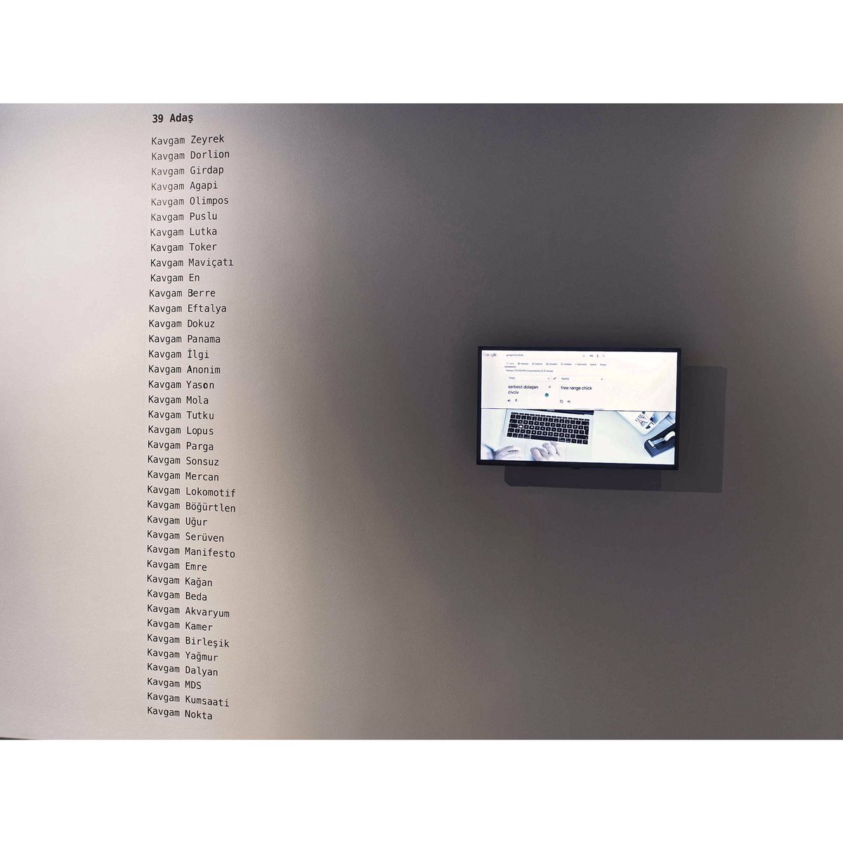 “Sanatla ilişkilenen disiplinler bugün nasıl yan yana gelebilir?” sorusu etrafında, Ak-sayanlar serisi, vesile olduğu birliktelikleri daha sıkı dokumak, alanlar arası beslenme olanaklarını ve ilişkilenme şekillerini incelemek üzere  x-ist’in galeri mekanında sergiye dönüşüyor.