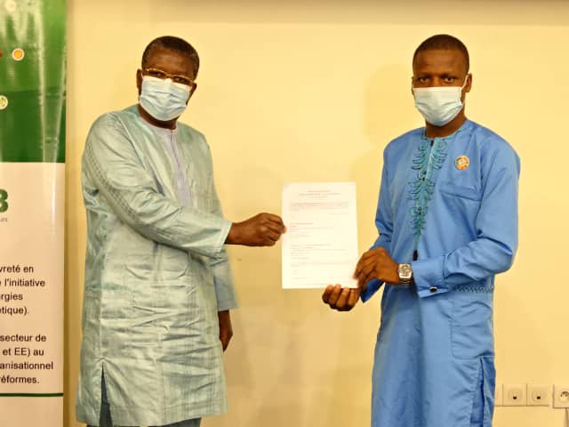 BeninEnergie's tweet photo. Une subvention mis à disposition de @BeninEnergie par #RECASEB financée par l'@UEauBenin, dans le cadre d’un programme de formation des jeunes acteurs du secteur de l’énergie.
Retrouvez le compte rendu et les photos officielles sur => https://t.co/sHSwGB0O6Y
#BeninEnergie https://t.co/a6mMfBISwI