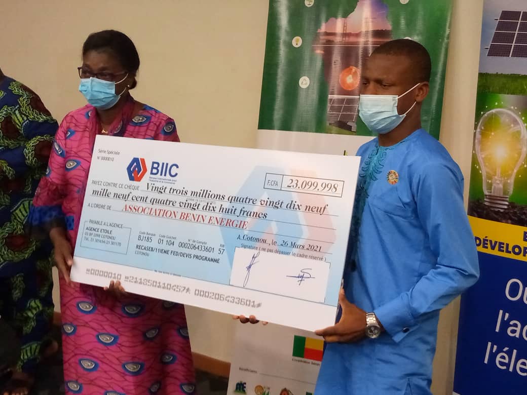 BeninEnergie's tweet photo. Une subvention mis à disposition de @BeninEnergie par #RECASEB financée par l'@UEauBenin, dans le cadre d’un programme de formation des jeunes acteurs du secteur de l’énergie.
Retrouvez le compte rendu et les photos officielles sur => https://t.co/sHSwGB0O6Y
#BeninEnergie https://t.co/a6mMfBISwI