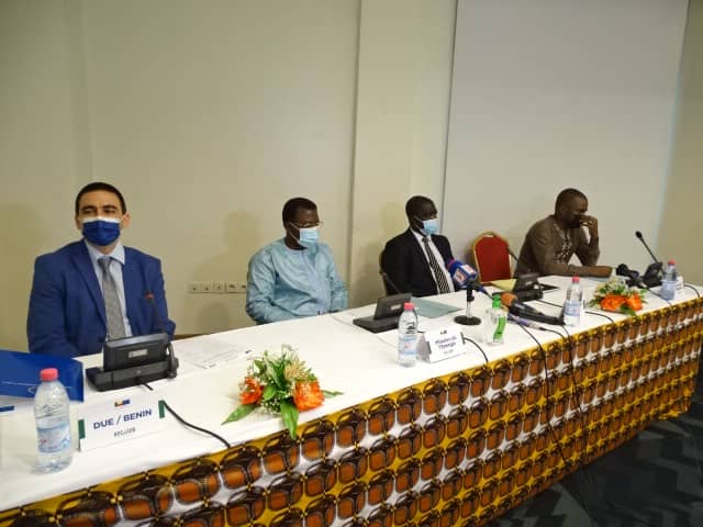 BeninEnergie's tweet photo. Une subvention mis à disposition de @BeninEnergie par #RECASEB financée par l'@UEauBenin, dans le cadre d’un programme de formation des jeunes acteurs du secteur de l’énergie.
Retrouvez le compte rendu et les photos officielles sur => https://t.co/sHSwGB0O6Y
#BeninEnergie https://t.co/a6mMfBISwI