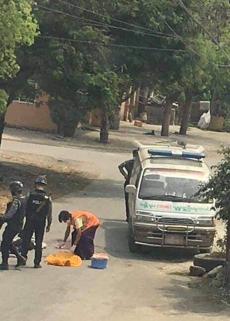 tw // blood
A man got headshot by military junta terrorists in #PyinOoLwin. Parts of his brain are seen spread on the ground.
ANTIFASCIST REVOLUTION
#AntiFascistRevolution2021
#Mar27Coup
#WhatsHappeningInMyanmar