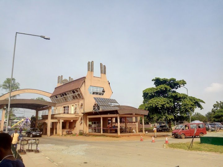OvieNews's tweet photo. Billionaire and philanthropist, AbdulSamad Rabiu of BUA, has donated N1bn to UNIBEN in Edo. The businessman had built a 31km gas pipeline to provide 78MW electricity that is now powering a recently launched $600m BUA factory there. Rabiu supporting Edo, with jobs and grants. https://t.co/x6eFbTl5sZ