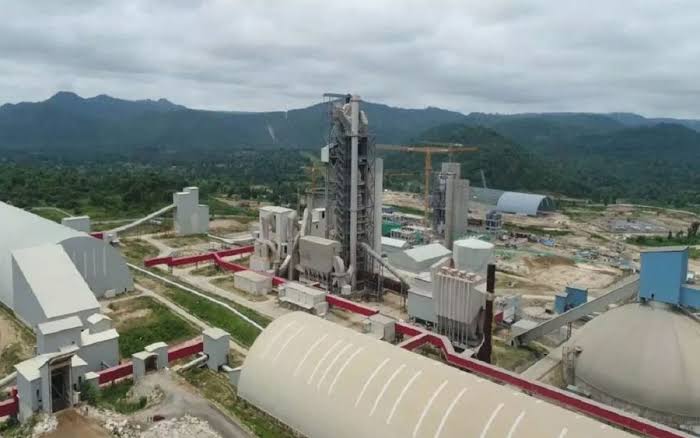 OvieNews's tweet photo. Billionaire and philanthropist, AbdulSamad Rabiu of BUA, has donated N1bn to UNIBEN in Edo. The businessman had built a 31km gas pipeline to provide 78MW electricity that is now powering a recently launched $600m BUA factory there. Rabiu supporting Edo, with jobs and grants. https://t.co/x6eFbTl5sZ