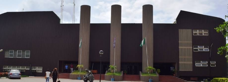 OvieNews's tweet photo. Billionaire and philanthropist, AbdulSamad Rabiu of BUA, has donated N1bn to UNIBEN in Edo. The businessman had built a 31km gas pipeline to provide 78MW electricity that is now powering a recently launched $600m BUA factory there. Rabiu supporting Edo, with jobs and grants. https://t.co/x6eFbTl5sZ