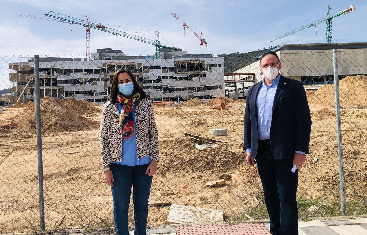 PSOE_Cuenca's tweet photo. Dirigentes del #PP de #Cuenca comprueban cómo con el gobierno del presidente @garciapage avanzan las obras del nuevo hospital de #Cuenca que paró Cospedal, ¡sin que ellos dos dijeran nada! 

Gracias por la visita a esta gran infraestructura sanitaria para los conquenses. https://t.co/HhAIdSN8IJ