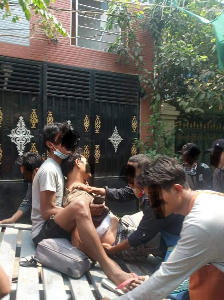 LeiShonn's tweet photo. A man got shot at the waistline in SeinPan, Mandalay.

ANTIFASCIST REVOLUTION
#AntiFascistRevolution2021
#Mar27Coup
#WhatsHappeningInMyanmar https://t.co/RO4cxpVyeL