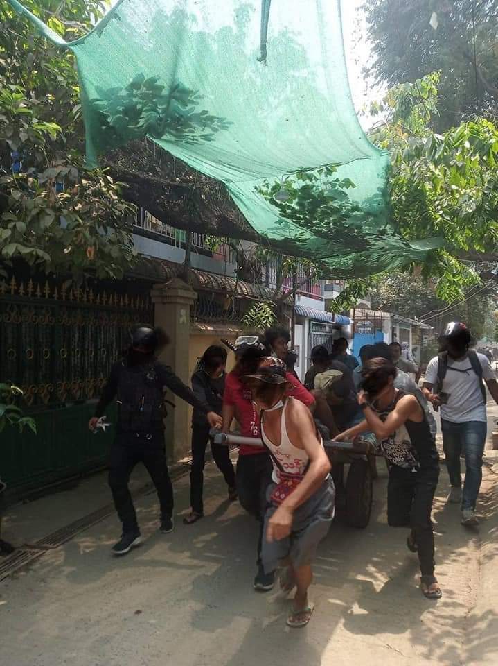 LeiShonn's tweet photo. A man got shot at the waistline in SeinPan, Mandalay.

ANTIFASCIST REVOLUTION
#AntiFascistRevolution2021
#Mar27Coup
#WhatsHappeningInMyanmar https://t.co/RO4cxpVyeL