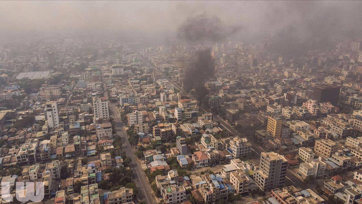 san_YHYH's tweet photo. Mandalay, the last royal capital of Burma and the center of Burmese culture, is now covered in smoke from Fireguns and Bombs by armed forces. 
What an ugly scene to see on Armed Forces Day.
ANTIFASCIST REVOLUTION
#AntiFascistRevolution2021
#Mar27Coup
#WhatsHappeningInMyanmar https://t.co/qGK6xZXsCT