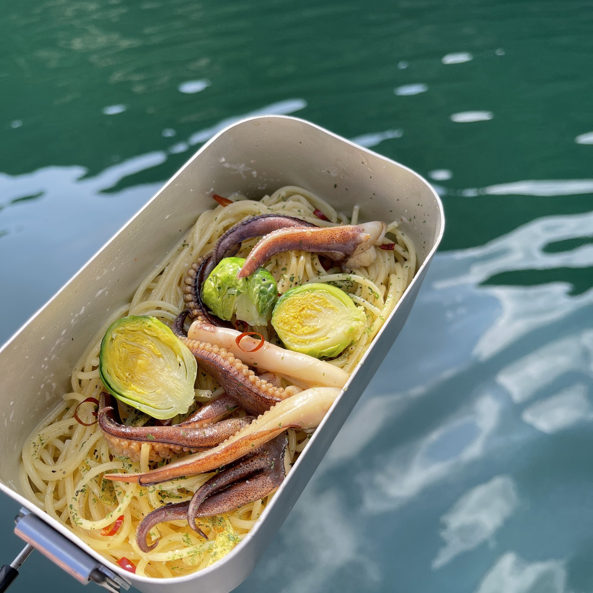 ざっく キャンプアカ 春メニュー 釣ったアオリイカをその場で芽キャベツを加えてペペロンチーノにて キャンプ キャンプ好きと繋がりたい キャンプ飯 釣り 釣りキャンプ アオリイカ エギング T Co rmngh1xn Twitter