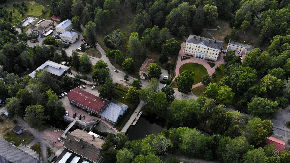 VisualFinland's tweet image. Ilmakuvia Fiskarsin ruukilta. @FiskarsVillage 

Aivan upea vierailukohde lyhyen ajomatkan päässä Helsingistä.

Lisää kuvia Fiskarsista Visualfinland.com-kuvapankissa: visualfinland.com/downloads/cate…

#valokuvaus #raasepori #visitfinland #matkailu #ilmakuvaus #kulttuuri