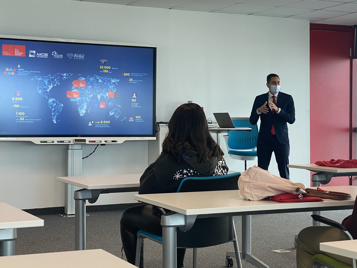 emlyon_casa's tweet photo. [#JPO Journée Portes Ouvertes]  
Au programme : 
👉🏻Atelier « Connaissance de Soi » Bien se connaître pour réussir, identifier ses talents, développer son potentiel. 
👉🏻Présentation de l’école et du programme Global BBA. 
👉🏻 Visite du campus et rencontre avec nos #embassadeurs. https://t.co/6H7cflKPXA