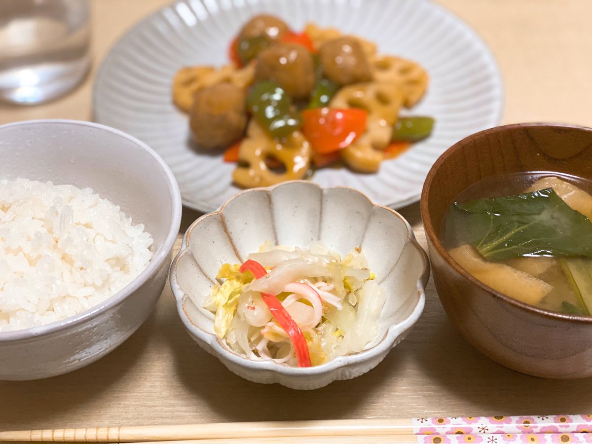 cook_mio's tweet photo. ＊蓮根と肉団子の甘酢あん
＊小松菜と油揚げの味噌汁
＊白菜とカニカマのナムル

甘酢あんってなんでこんなに美味しいの、、☺︎

#おうちごはん #料理好きな人と繋がりたい https://t.co/4f6qk3tZ4e