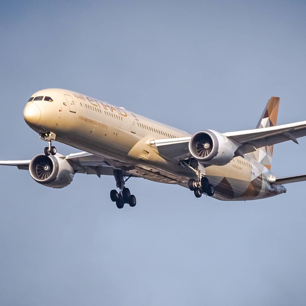 Flightintercept's tweet photo. Etihad Airways 787-9 flying into Heathrow.
.
.
.
#aviationismylife #excellentaviation #aviationgoals #aviationtopia #aviationspotters #aviationnerd #aviationenthusiast #megaaviation #aviationpictures #aviations #infiniteflight #flightlogarrival #flightli… https://t.co/ORGrkZDwpR https://t.co/RThf6M4k8R