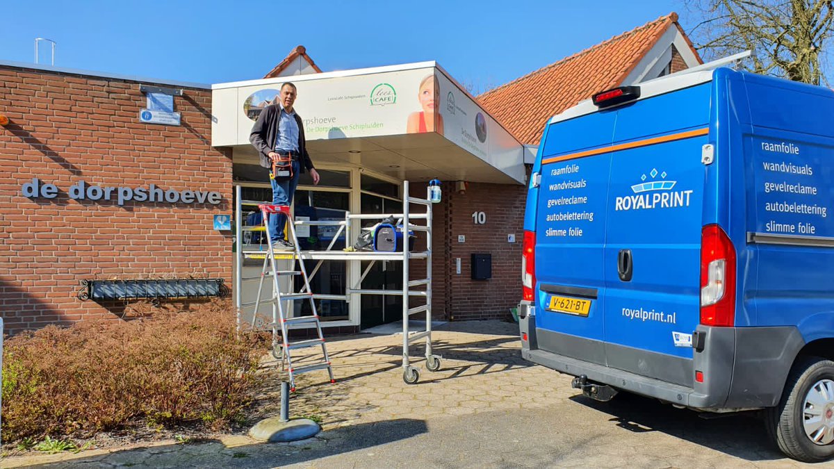 JozetvanderEs's tweet photo. Superblij met de mooie nieuwe stickers naast de beroemde ‘schele dame’ op de gevel van ons Leescafe Schipluiden! Dankjewel Peter van Eeden van Royal Print. Het is vakwerk! https://t.co/bdP5G1DpFB