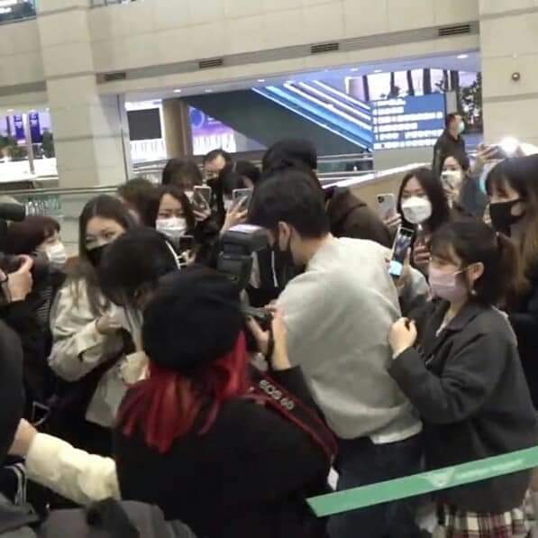 litreasure_18U's tweet photo. The airport must be responsible for this kind of situation, I mean the guards or the staff should manage this kind of situation to inform the people and protect the passengers by social distancing😾 #HARUTO #ProtectHaruto #AirportSocialDistancingProtocol #SocialDistancing https://t.co/6VfZZNssi2