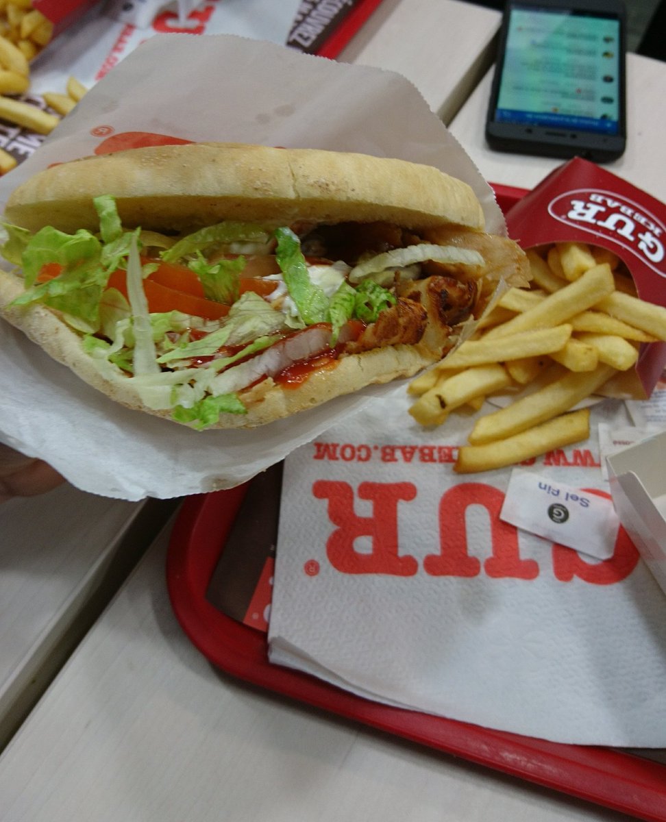 Benpn555's tweet photo. @GUR_Kebab 
J'arriveeeeeeeee avec @rvbed pour 12h
Alors comme d'hab Je veux un menu salade tomate oignon ketchup mayo
Et une assiette sans sauce 😋🥰 https://t.co/Ek1honyfZw
