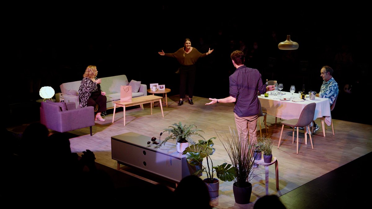 Sala_Trono's tweet photo. FELIÇ DIA DEL TEATRE I tu, com el celebres?
🎭(Durant tot el dia) #Storywalker 'Que se la mengin els coloms (i la portin a casa) a la web de @tarragonaradio i @RCTgn.
🎭#ElsGossos a les 20 h al @tagelvendrell.
🎭#Reiseführer a les 20 h a la #SalaTrono.
🎟️https://t.co/jMh6FlYb7v https://t.co/Og7QQTiDgO