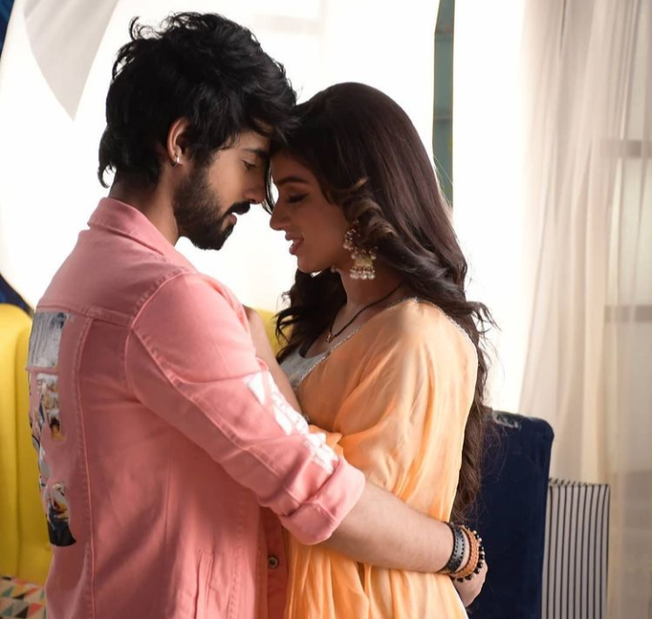 telly__world's tweet photo. Who is your favourite couple?

Like for #Vashmay 
RT for #RuSha 

#YehHaiChahatein #KyunUttheDilChodAaye https://t.co/QJC3Ajv0m4