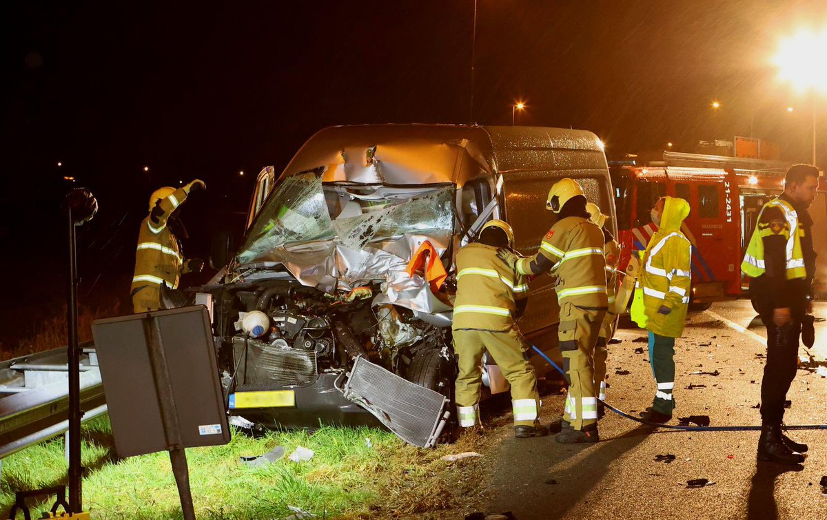 Gisteravond zijn wij gealarmeerd voor een ongeval op de A2. Omdat het slachtoffer bekneld zat hebben wij deze moeten bevrijden met ons redgereedschap.
————————————
# 40
Datum: 26-03-2021
Tijd: 23:25
Locatie: A2
Voertuigen: 2431, 1271, 0094
Foto: Bart Meesters