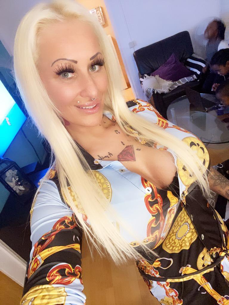 EmjayRosso's tweet photo. Juhu Barbiemode on...
Endlich wieder lange Haare. Bin soooo happy.
Knutscha, eure @EmjayRosso
#bimbo
#fakeboobs #tattooed #tattooedgirls #inkedbabe
#inkedgirl #girlwithtattoos #alternativegirl
#tattooink #blondtattoogirl #barbie #barbiemode #barbiemodel https://t.co/MmWcwh7F3u