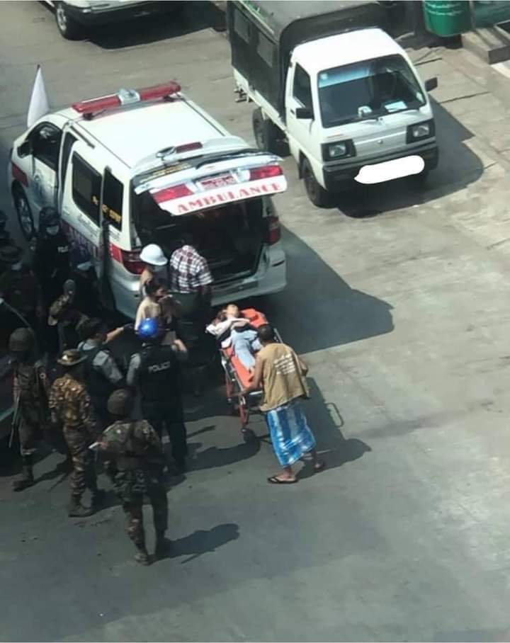 LeiShonn's tweet photo. A taxi drive got shot by terrorist junta and passed away on the way to hospital since the ambulance had to hide from terrorist and got no chance to enter the hospital. 
ANTIFASCIST REVOLUTION
#AntiFascistRevolution2021
#Mar27Coup
#WhatsHappeningInMyanmar https://t.co/mbmAxSLXNQ